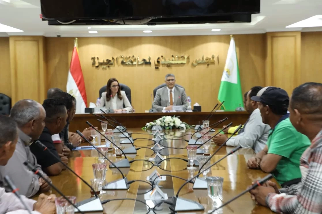 محافظ الجيزة يسلّم شهادات محو الأمية لـ 18 من العاملين بالمنطقة الأثرية 16 - جريدة المساء محافظ الجيزة يسلّم شهادات محو الأمية لـ 18 من العاملين بالمنطقة الأثرية 15 - جريدة المساء