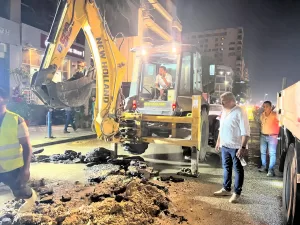إصلاح كسر ماسورة مياه بشارع جامعة الدول مع شارع سليمان أباظة بالدقي (صور) 49 - جريدة المساء