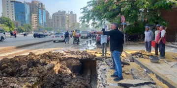 إصلاح كسر ماسورة مياه بشارع جامعة الدول مع شارع سليمان أباظة بالدقي (صور) 1 - جريدة المساء