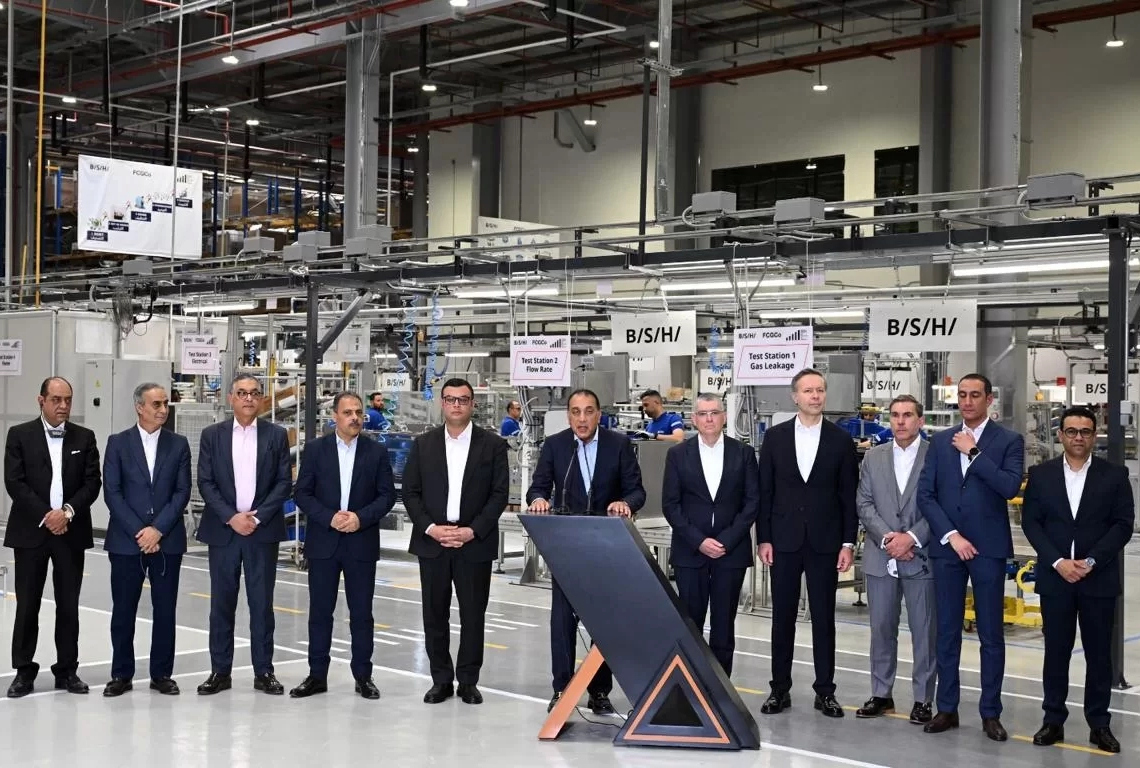 رئيس غرفة الجيزة التجارية يشارك رئيس الوزراء في افتتاح أول مصنع لشركة "BSH" العالمية في مصر وأفريقيا 17 - جريدة المساء