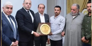 "حماة الوطن" يكرّم شهيد الشهامة بالعاشر من رمضان.. درع الحزب ومساعدات مالية لأسرة البطل خالد عبد العال 1 - جريدة المساء