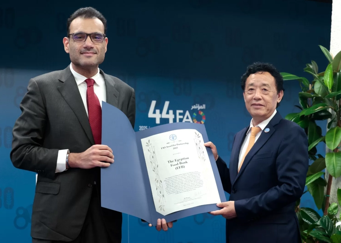 حسن سرحان، الرئيس التنفيذي لبنك الطعام المصرى يتسلم الجائزة