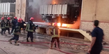 السيطرة على حريق في خزان زيت بمحطة محولات غرب العاشر من رمضان دون إصابات.. ورئيس الجهاز يتابع الموقف لحظة بلحظة 2 - جريدة المساء السيطرة على حريق في خزان زيت بمحطة محولات غرب العاشر من رمضان دون إصابات.. ورئيس الجهاز يتابع الموقف لحظة بلحظة 1 - جريدة المساء