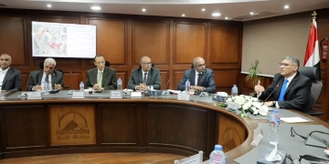 محافظ الجيزة يبحث مع نائب وزير الإسكان حلول مشكلات المياه: الموافقة على تخصيص أرض لإنشاء محطة صرف صناعي بأبو رواش 1 - جريدة المساء