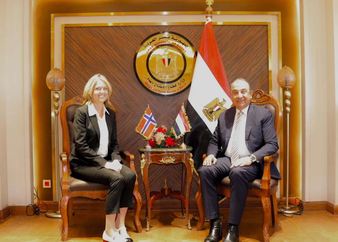 وزير قطاع الأعمال العام وسفيرة النرويج بالقاهرة يشهدان توقيع اتفاق بين "مصر للألومنيوم" وشركة المشروع التابعة ل"سكاتك" المنفذة للمحطة الشمسية لمجمع الألومنيوم بنجع حمادي 19 - جريدة المساء