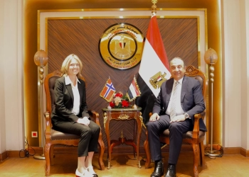 وزير قطاع الأعمال العام وسفيرة النرويج بالقاهرة يشهدان توقيع اتفاق بين "مصر للألومنيوم" وشركة المشروع التابعة ل"سكاتك" المنفذة للمحطة الشمسية لمجمع الألومنيوم بنجع حمادي 21 - جريدة المساء