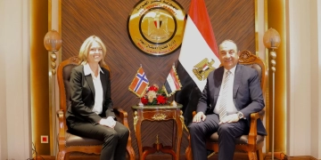 وزير قطاع الأعمال العام وسفيرة النرويج بالقاهرة يشهدان توقيع اتفاق بين "مصر للألومنيوم" وشركة المشروع التابعة ل"سكاتك" المنفذة للمحطة الشمسية لمجمع الألومنيوم بنجع حمادي 1 - جريدة المساء