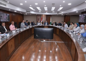 محافظ الجيزة يناقش مشروعات مياه الشرب والصرف الصحي لدعم المناطق المحرومة 20 - جريدة المساء