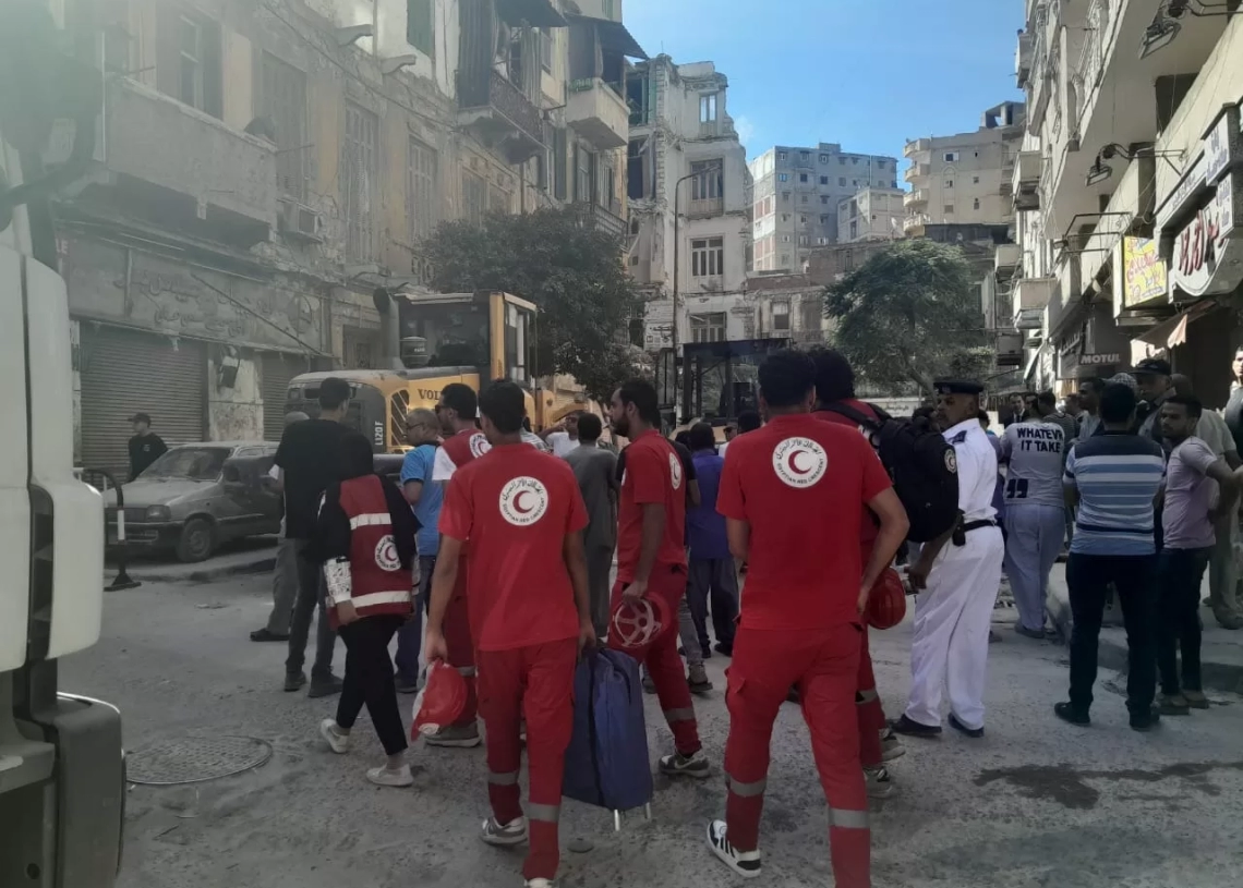 "الهلال الأحمر" يتدخل لإنقاذ مصابي عقار الإسكندرية المنهار 17 - جريدة المساء