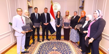 مايا مرسي تكرم إدارة الاتصال السياسي بوزارة التضامن 1 - جريدة المساء