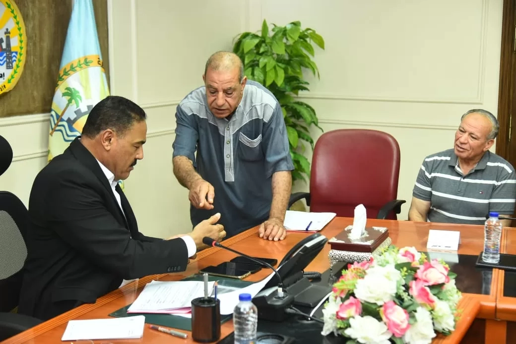 شعيب يحضر الاجتماع الدوري لخدمة المواطنين بالمحافظة 19 - جريدة المساء