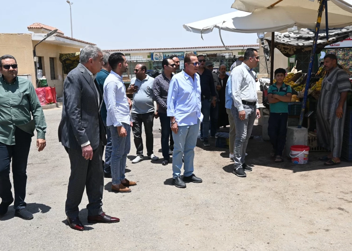 رئيس جهاز تنمية العاشر من رمضان ومجلس الأمناء يتفقدون سوق الباعة الجائلين بين الحيين الأول والثانى 19 - جريدة المساء