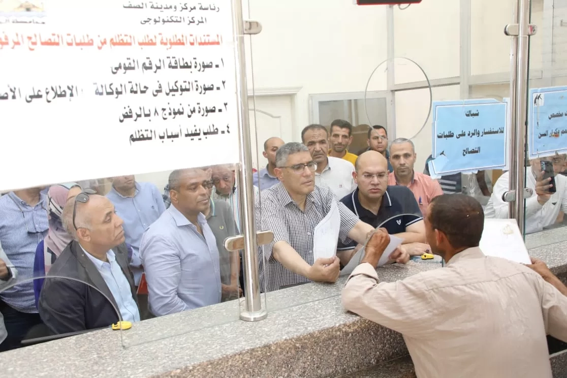 محافظ الجيزة يستمع لمطالب المواطنين من قلب المركز التكنولوجي بالصف 19 - جريدة المساء