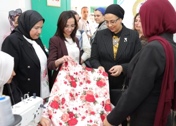 خلال زيارتها للبحيرة:المستشارة أمل عمار تتفقد مشغل البحراوية الخاص بفرع المجلس بالمحافظة 16 - جريدة المساء