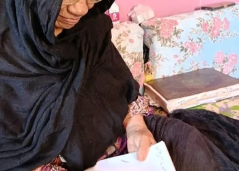 مسنة تغادر محطة الأمية فى قطار "لا أمية مع تكافل