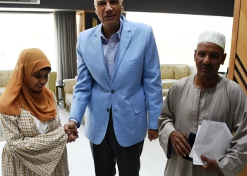 محافظ أسوان يكرم " إبتسام محمد " الخامسة على مستوى الجمهورية فى الثانوية الأزهرية 17 - جريدة المساء
