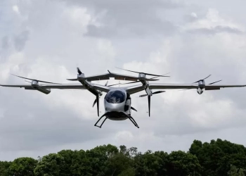 الصين تكشف عن أول طائرة عمودية كهربائية بالكامل في العالم