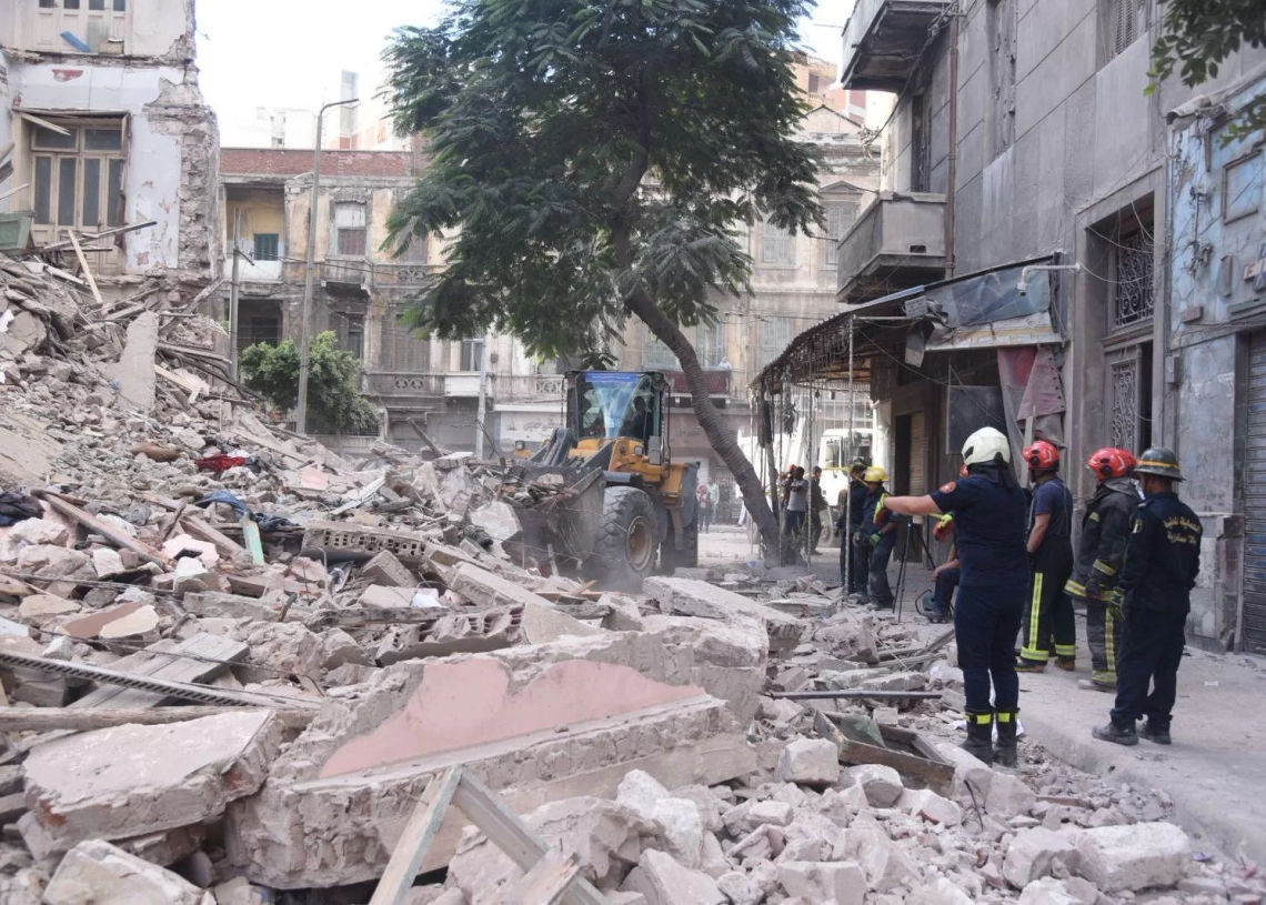 مصرع اثنين واصابه سته والبحث عن ضحايا جدد في انهيار عقار بالاسكندريه 20 - جريدة المساء مصرع اثنين واصابه سته والبحث عن ضحايا جدد في انهيار عقار بالاسكندريه 19 - جريدة المساء