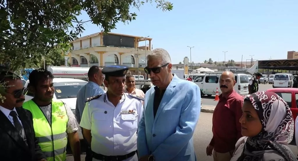 محافظ أسوان يتفقد أحد الأكمنة المتحركة للكشف عن المخدرات بموقف الأقاليم 19 - جريدة المساء