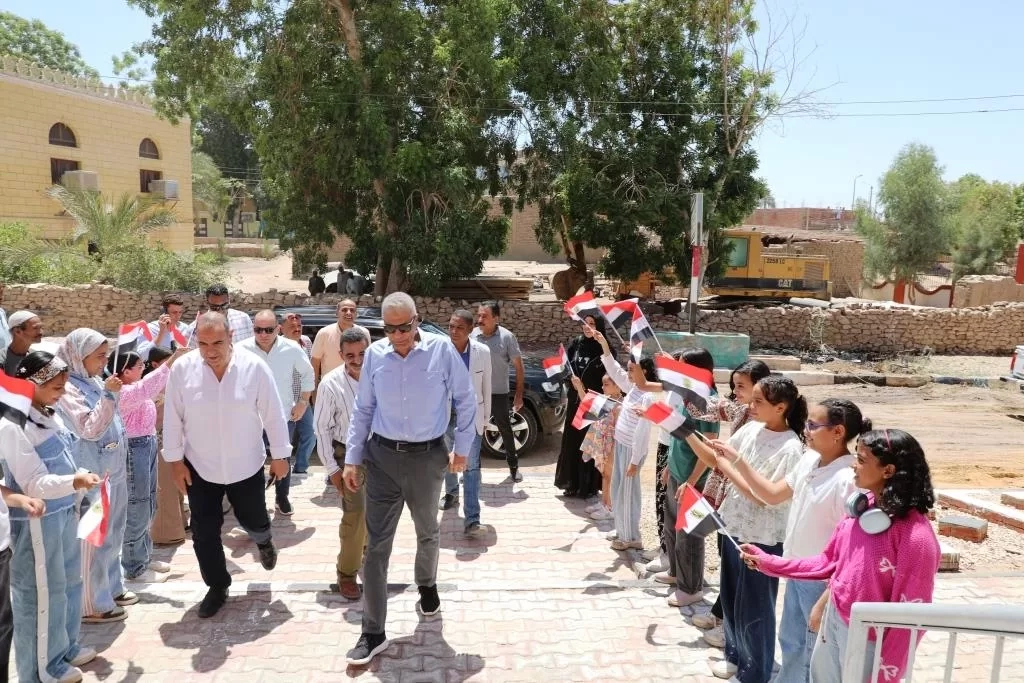 محافظ اسوان يطمئن على منظومة العمل بالمركز التكنولوجى للخدمات الحكومية بقرية الطوناب بإدفو 19 - جريدة المساء
