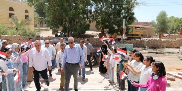 محافظ اسوان يطمئن على منظومة العمل بالمركز التكنولوجى للخدمات الحكومية بقرية الطوناب بإدفو 1 - جريدة المساء