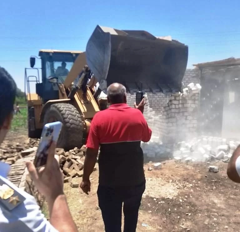 محافظ أسوان يقود حملات إزالة التعديات على أراضي الدولة بكوم أمبو وأسوان 19 - جريدة المساء