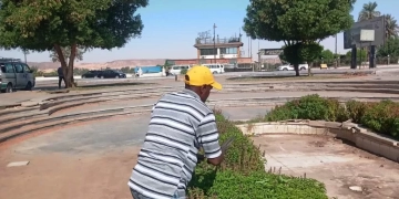 حملات مكثفة لرفع الإشغالات وتنفيذ أعمال النظافة بمناطق وأحياء أسوان 1 - جريدة المساء