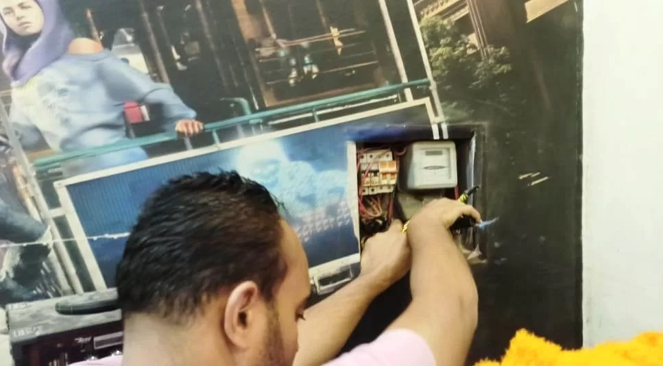 أسوان تشن حملات موسعة لغلق وتشميع المحال والمقاهي المخالفة 19 - جريدة المساء