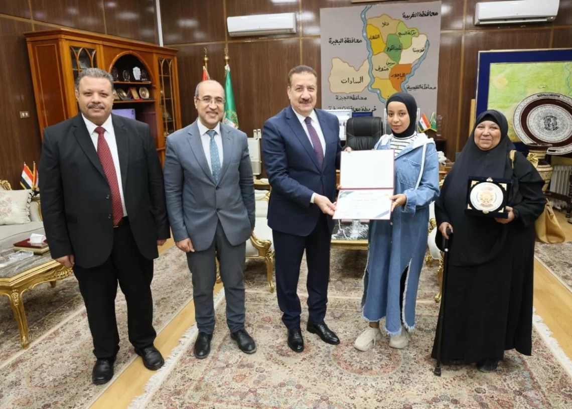 مكافأة مالية و شهادة تقدير ودرع لـ "شيماء نمره" الأولى على الدبلومات التجارية 18 - جريدة المساء