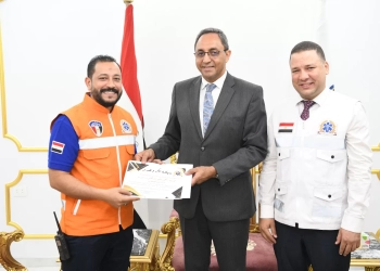 محافظ قنا يُكرم مسعفًا وفني إسعاف لإنقاذهما حالة ولادة طارئة 33 - جريدة المساء