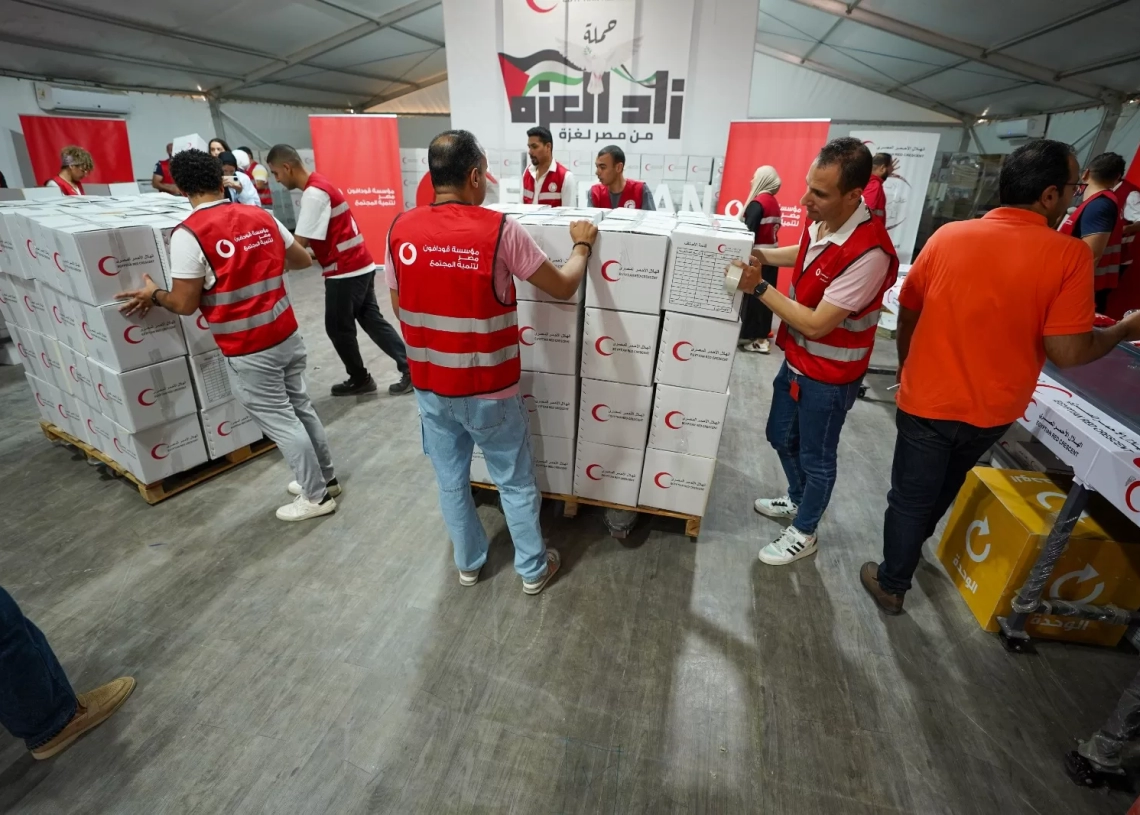 فودافون مصر تشارك الهلال الأحمر في تعبئة المساعدات لأهالي غزة 19 - جريدة المساء