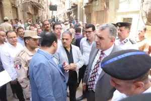 محافظ الشرقية يُتابع أعمال رفع الأنقاض بموقع إنهيار عقار بالزقازيق ويوجه بتوفير أوجه الدعم اللازم للمتضررين 15 - جريدة المساء