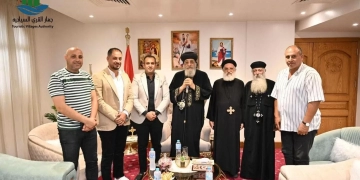 رئيس جهاز القري السياحية يلتقي البابا تواضروس في مستهل زيارته للعلمين 1 - جريدة المساء