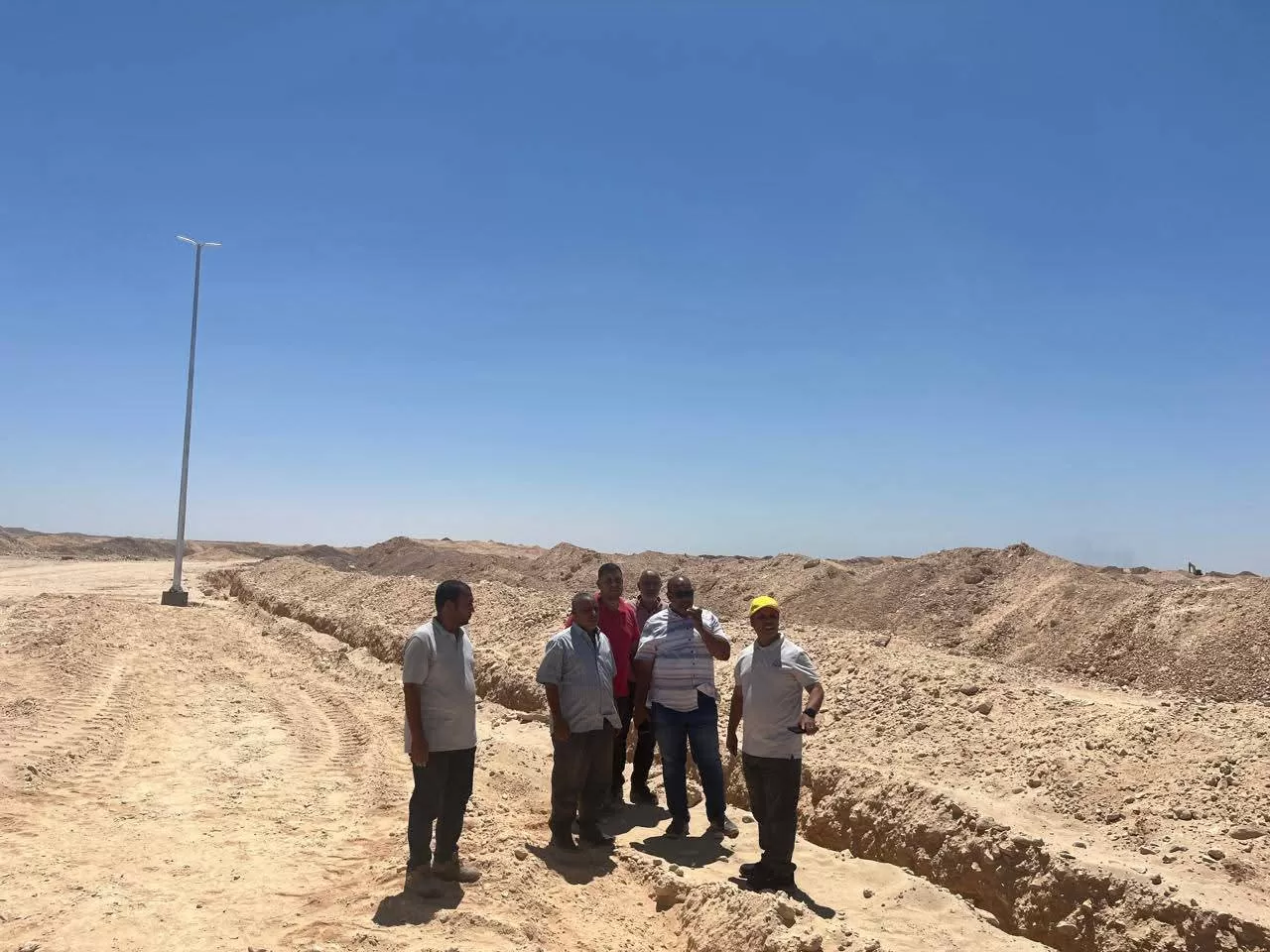 رئيس مدينة قنا الجديدة يتفقد مشروعات المرافق بمنطقة التوسعات الشرقية 21 - جريدة المساء