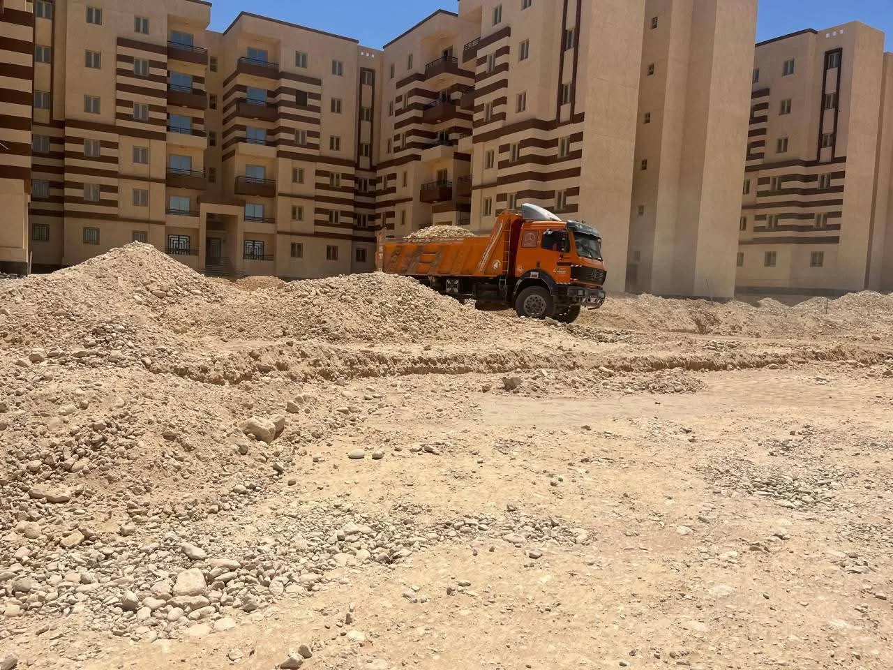 رئيس مدينة قنا الجديدة يتفقد مشروعات المرافق بمنطقة التوسعات الشرقية 27 - جريدة المساء