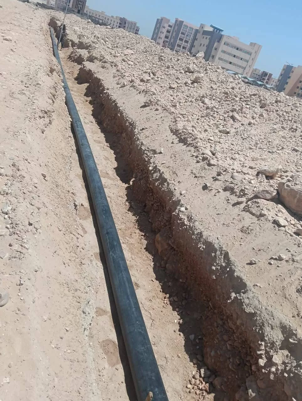 رئيس مدينة قنا الجديدة يتفقد مشروعات المرافق بمنطقة التوسعات الشرقية 31 - جريدة المساء