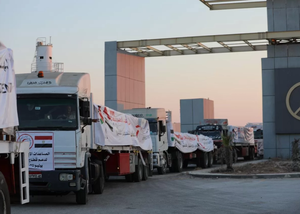 الهلال الأحمر المصرى يقدم المساعدات الإنسانية لقطاع غزة