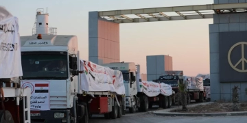 الهلال الأحمر المصرى يقدم المساعدات الإنسانية لقطاع غزة