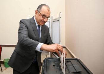 وزير قطاع الأعمال العام يُدلي بصوته في انتخابات مجلس الشيوخ بالتجمع الخامس 19 - جريدة المساء
