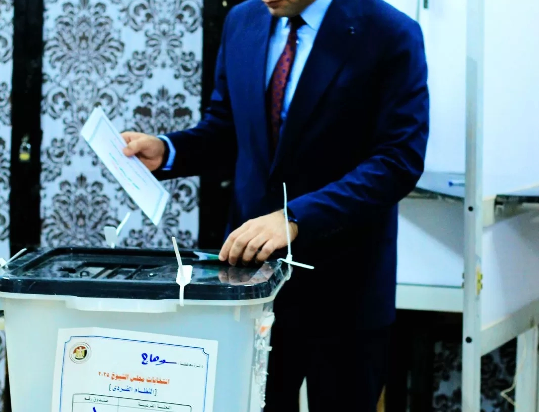 نائب محافظ سوهاج يدلي بصوته في انتخابات مجلس الشيوخ بمدرسة صلاح سالم 19 - جريدة المساء