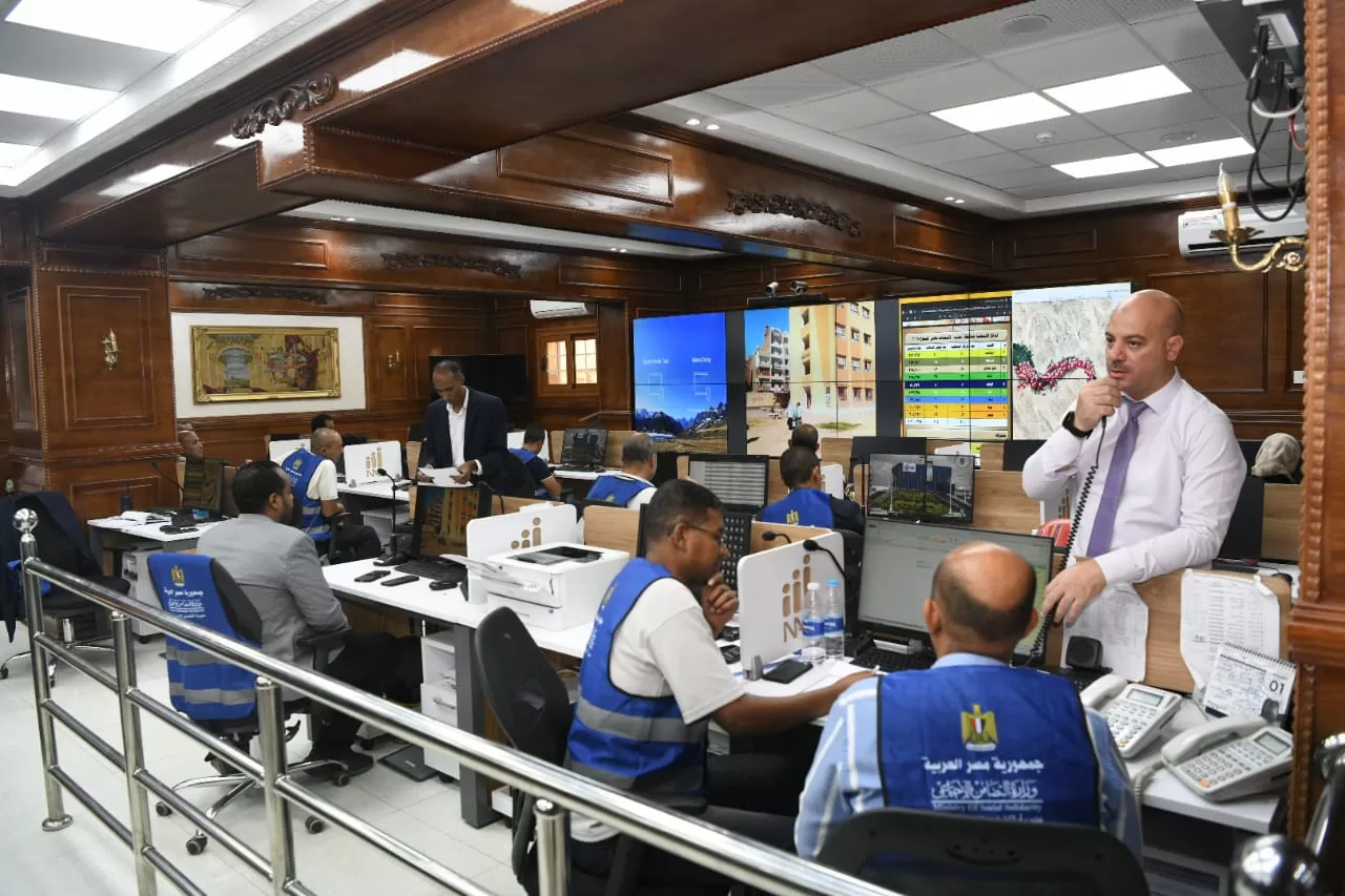 محافظ قنا يترأس غرفة العمليات الرئيسية لمتابعة انتخابات مجلس الشيوخ 2025 35 - جريدة المساء