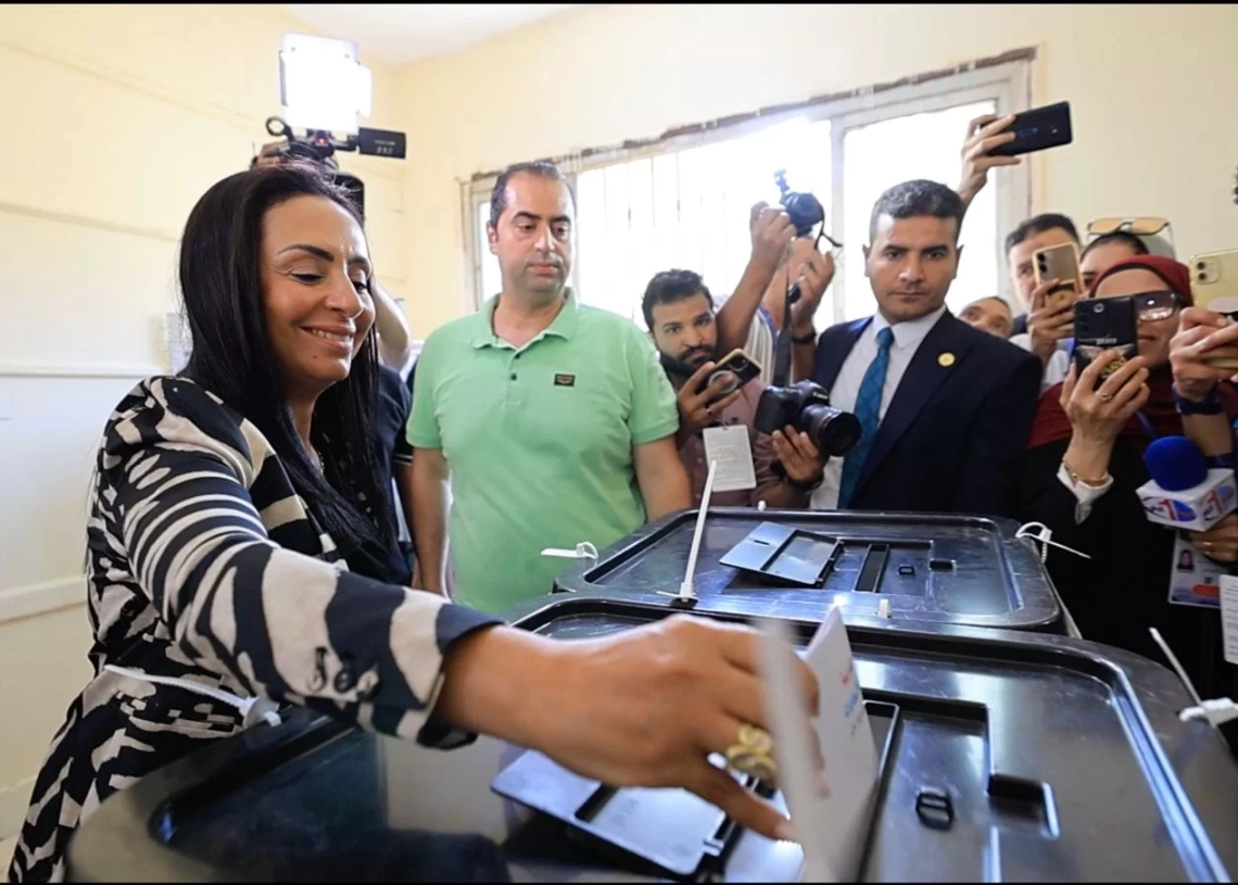 وزيرة التضامن تدلي بصوتها في انتخابات الشيوخ بلجنة مدرسة بدر بالدقي 18 - جريدة المساء