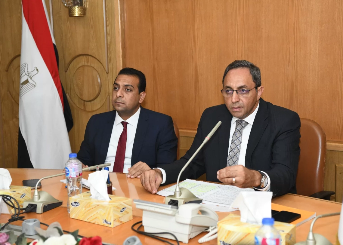 محافظ قنا يبحث تسهيل إجراءات تراخيص المحال العامة ويشدد على أرشفة الرخص إلكترونيًا 18 - جريدة المساء