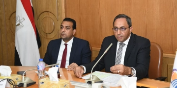 محافظ قنا يبحث تسهيل إجراءات تراخيص المحال العامة ويشدد على أرشفة الرخص إلكترونيًا 1 - جريدة المساء