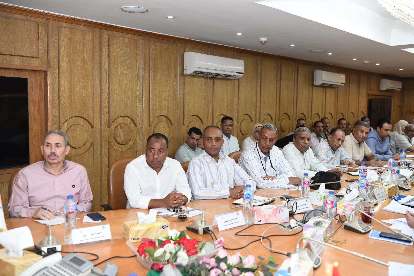 محافظ قنا يبحث تسهيل إجراءات تراخيص المحال العامة ويشدد على أرشفة الرخص إلكترونيًا 22 - جريدة المساء