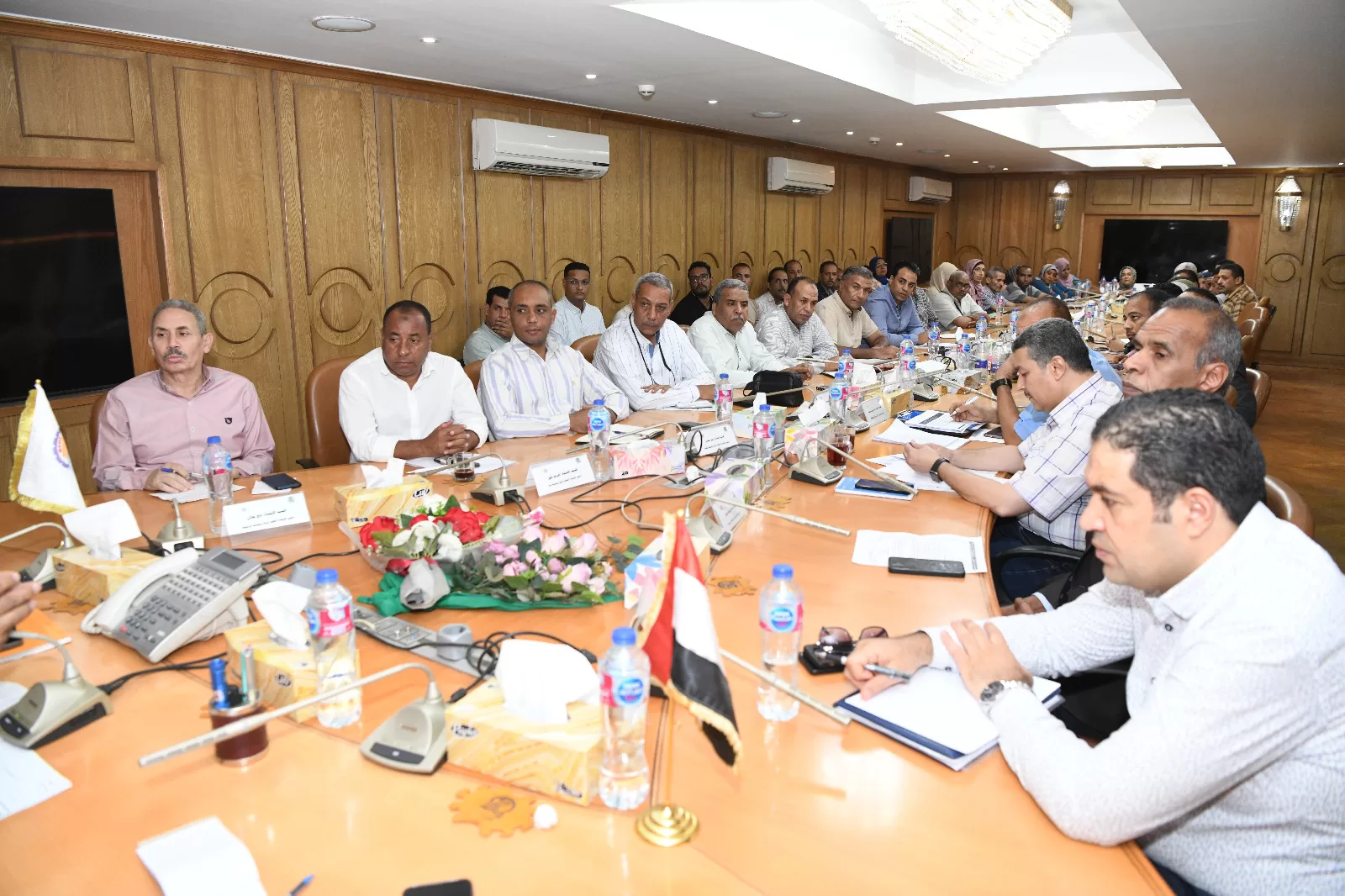 محافظ قنا يبحث تسهيل إجراءات تراخيص المحال العامة ويشدد على أرشفة الرخص إلكترونيًا 24 - جريدة المساء