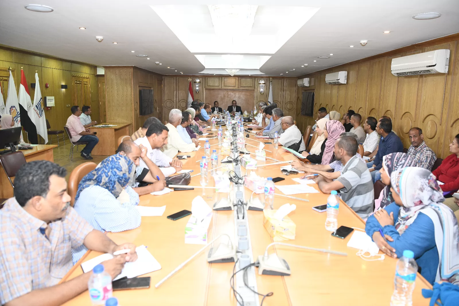 محافظ قنا يبحث تسهيل إجراءات تراخيص المحال العامة ويشدد على أرشفة الرخص إلكترونيًا 26 - جريدة المساء