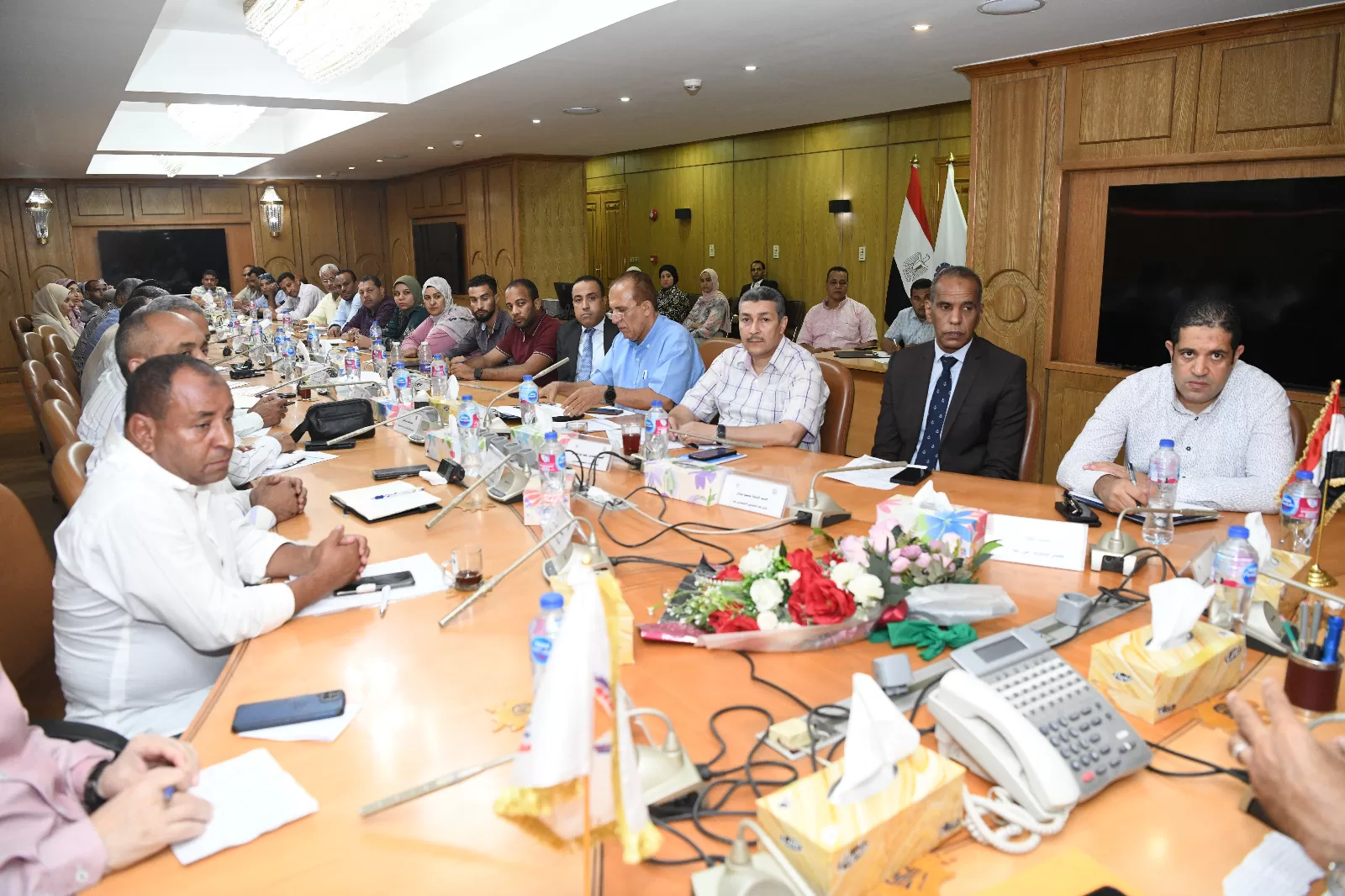 محافظ قنا يبحث تسهيل إجراءات تراخيص المحال العامة ويشدد على أرشفة الرخص إلكترونيًا 28 - جريدة المساء