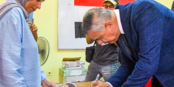 محافظ الإسكندرية يُدلي بصوته في انتخابات مجلس الشيوخ بالعامريه 1 - جريدة المساء