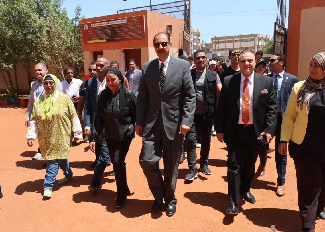 محافظ سوهاج يتفقد عددا من اللجان الفرعية للاطمئنان على سير العملية الانتخابية 19 - جريدة المساء